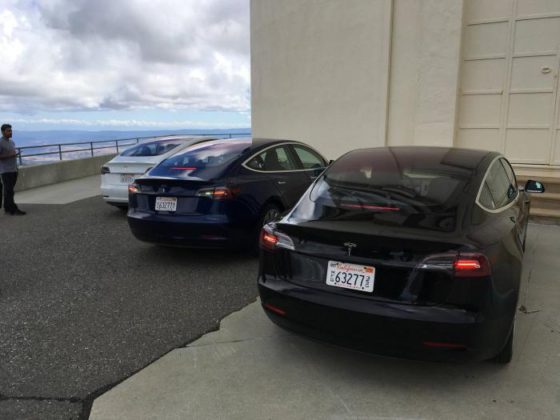 Нови снимки на Tesla Model 3 отвътре и отвън: няма автомобилно табло