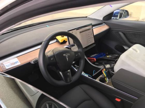 Нови снимки на Tesla Model 3 отвътре и отвън: няма автомобилно табло