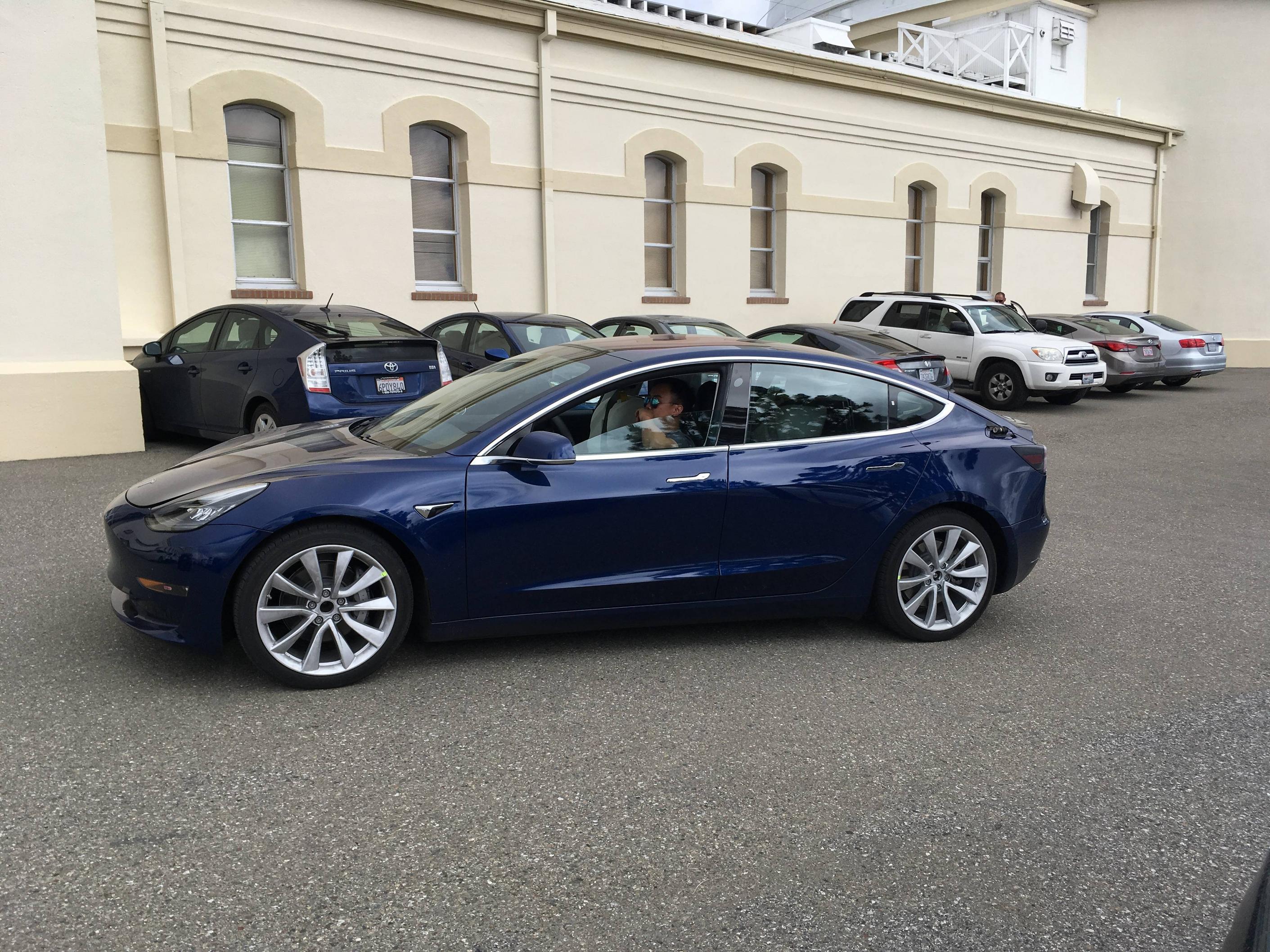 Нови снимки на Tesla Model 3 отвътре и отвън: няма автомобилно табло