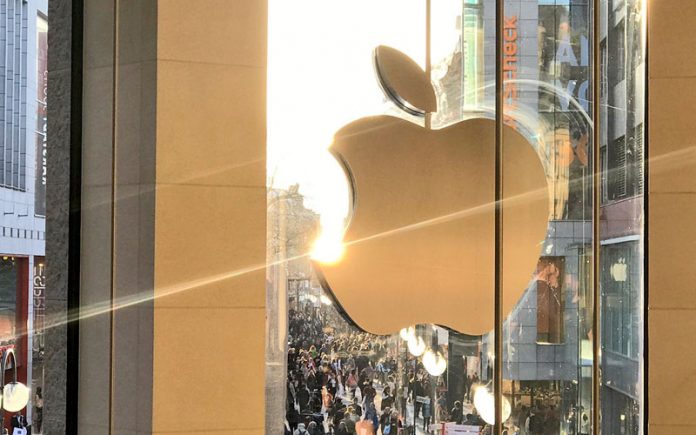 apple-store-cologne-8 Анализатори: Apple през 2020 г. ще пусне „шоков смартфон“