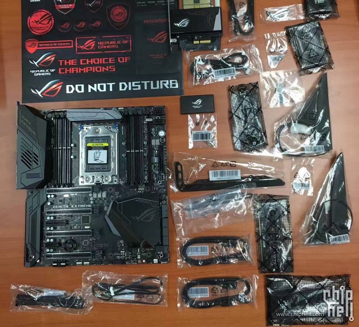 Снимки на разопакованата дънна платка ASUS ROG X399 Zenith Extreme