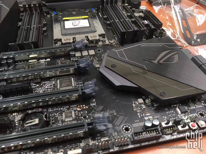 Снимки на разопакованата дънна платка ASUS ROG X399 Zenith Extreme