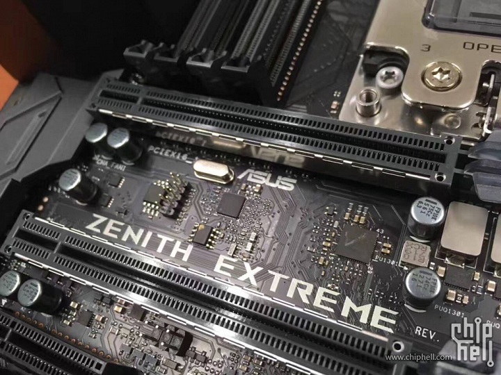 Снимки на разопакованата дънна платка ASUS ROG X399 Zenith Extreme