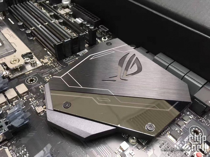 Снимки на разопакованата дънна платка ASUS ROG X399 Zenith Extreme