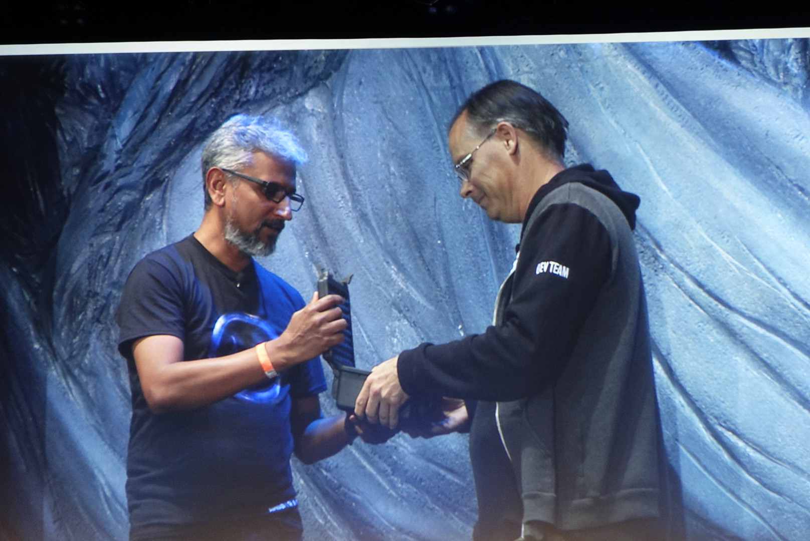 AMD показа компактната видеокарта RX Vega Nano и холографското устройство Radeon Holocube