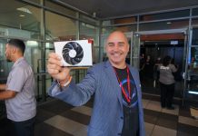 AMD показа компактната видеокарта RX Vega Nano и холографското устройство Radeon Holocube