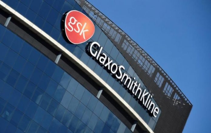FILE PHOTO: Signage for GlaxoSmithKline is seen on its offices in London Фармацевтичният гигант GSK внедрява ИИ за разработването на нови лекарства