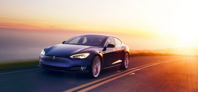 TMS Tesla оптимизира опциите на електромобила Model S и спира производството на най-евтиния модел
