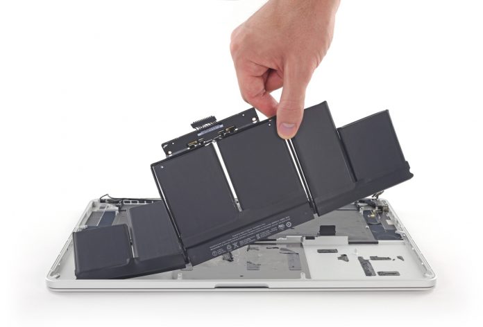 Откриха разтворител за лепилото, пречещо на поправката на MacBook Pro