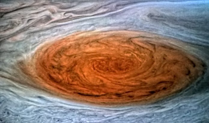 juno1 Голямото червено петно на Юпитер в естествени цветове