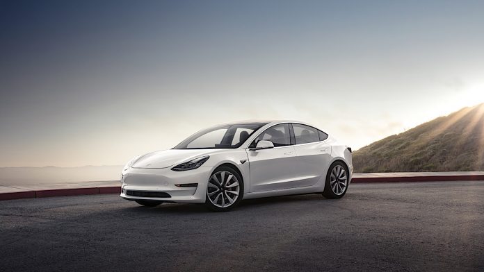 model-3-mountain-pearl-1 Ето как Tesla започна продажбите на електромобилите Model 3