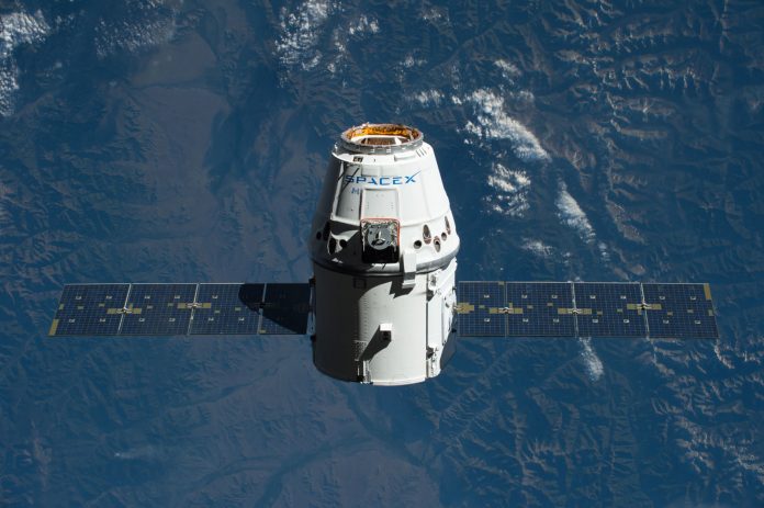 sx Космическият кораб SpaceX Dragon кацна успешно след втори полет до МКС