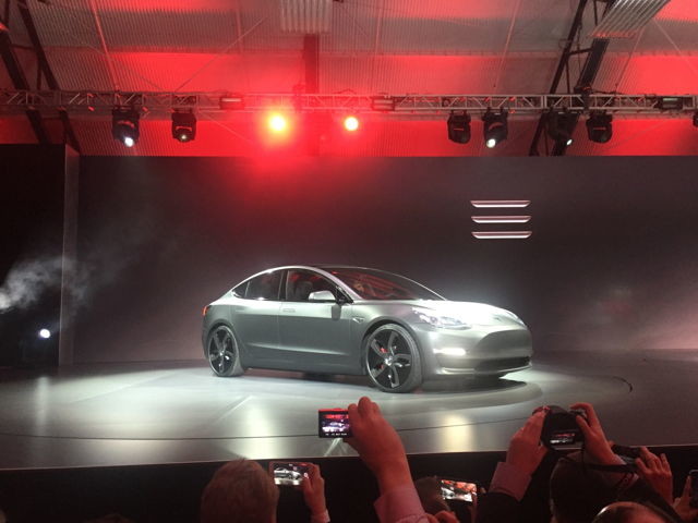 tesla-model3-640x480 Утре Илън Мъск лично ще връчи ключовете на първите 30 електромобила Tesla Model 3