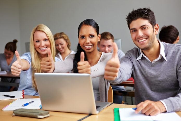 Students in class holding thumbs up Платформата Уча.се е номинирана от Министерството на образованието и науката за световна награда на ЮНЕСКО за използване на технологиите в образованието