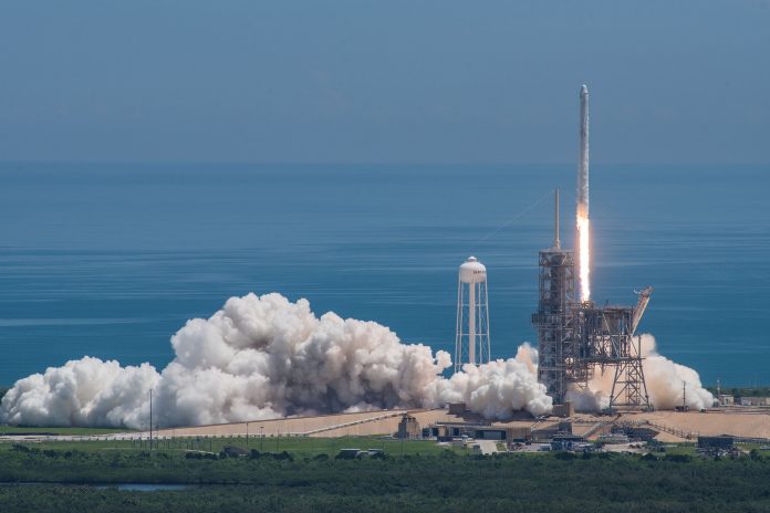 K1 В рамките на мисията CRS-12 SpaceX изведе Dragon в орбита и отново успешно приземи бустера на Falcon 9