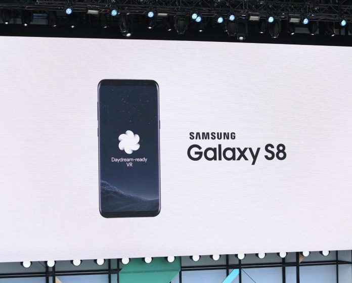 Samsung-Daydream-VR-1 В смартфоните Samsung Galaxy S8 и S8+ се появи поддръжката на новата технология на Google