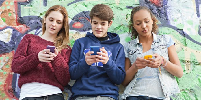 Teens Ново изследване показа, че смартфоните водят до ръст на депресията и самоубийствата при подрастващите