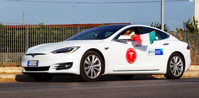 Ето как Tesla Model S може да измине 1000 километра с едно зареждане