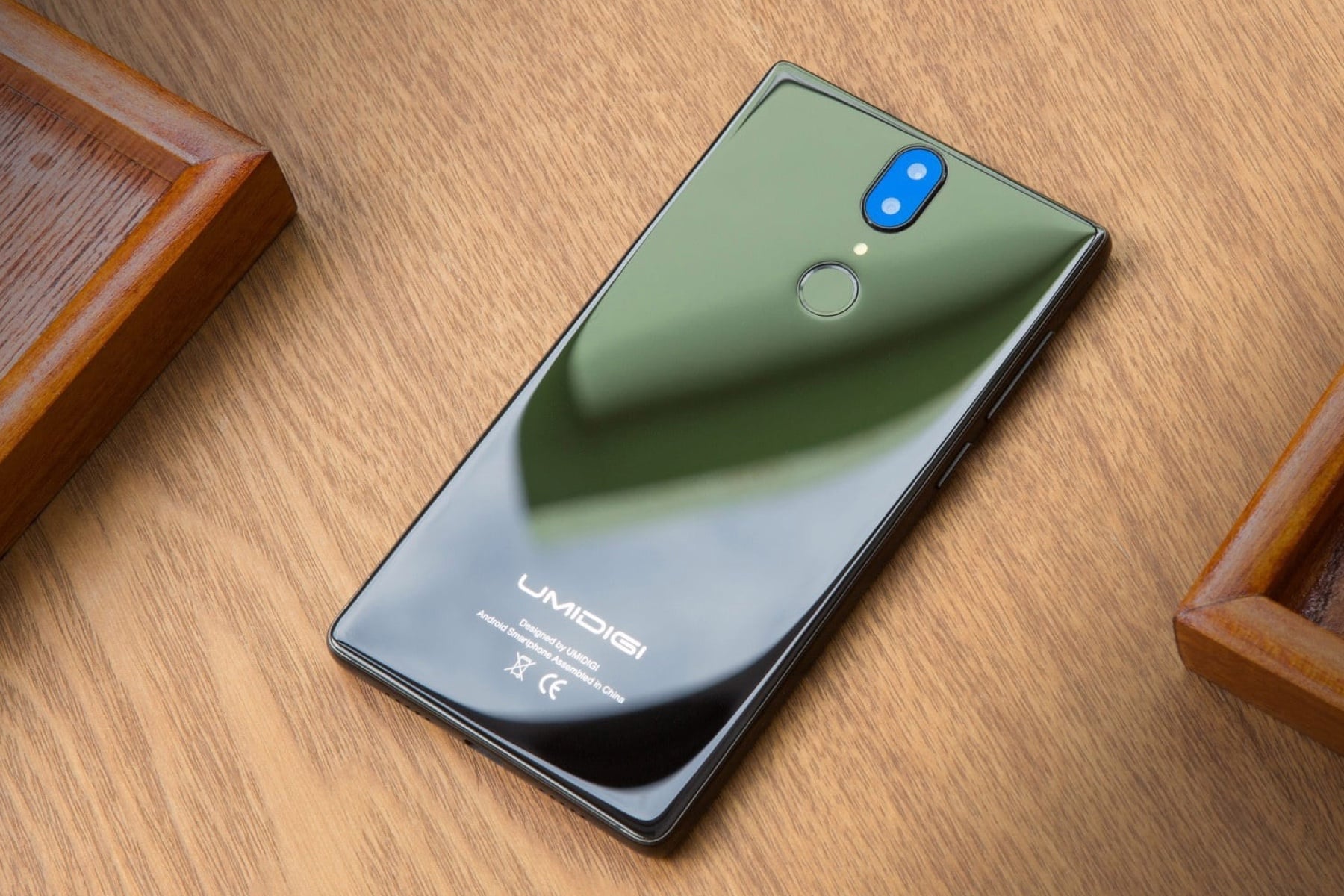 Започнаха продажбите на безрамковия смартфон UMIDIGI Crystal с цена 0