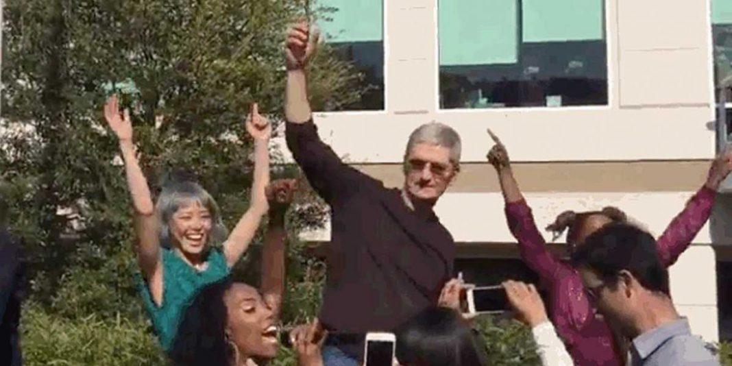 watch-tim-cook-and-apples-top-execs-dancing-to-happy-by-pharrell-for-earth-day Тим Кук получи от Apple $89,2 милиона бонус