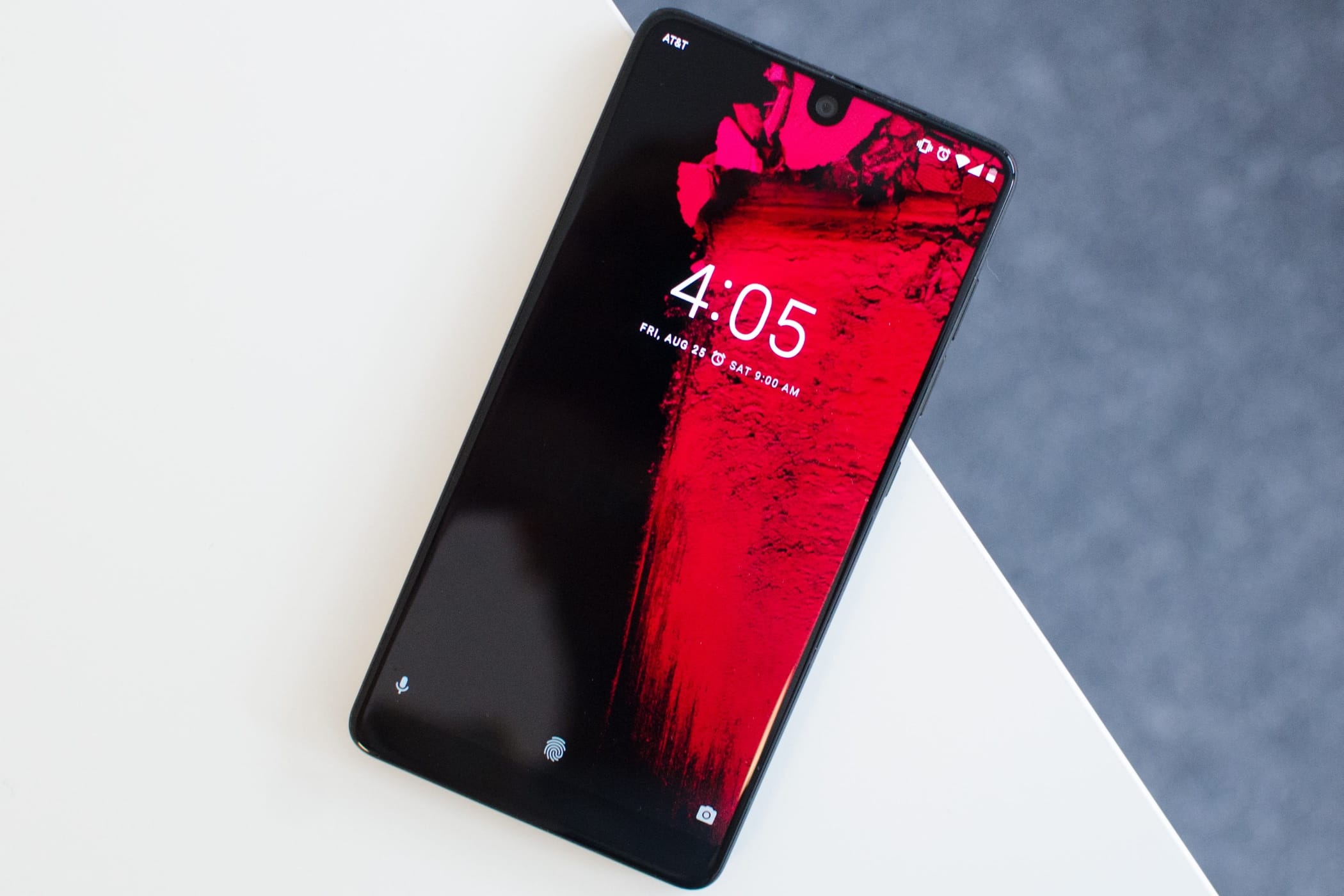 Essential, създала най-безрамковия смартфон в света, е пред фалит