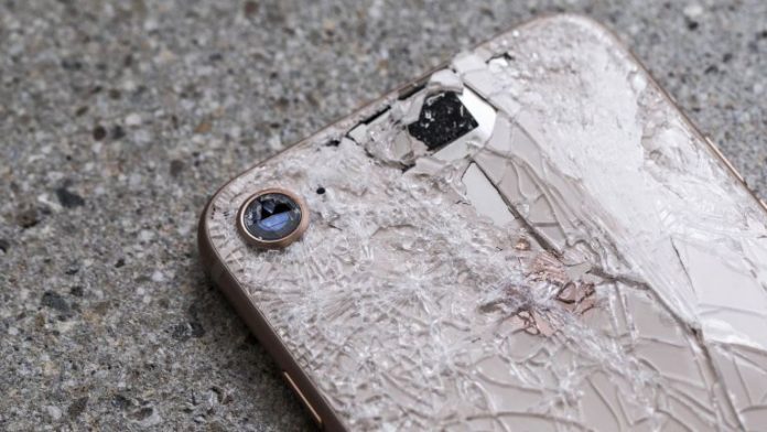 broken.768w_derived Замяната на задното стъкло на iPhone 8 струва колкото нов iPhone SE