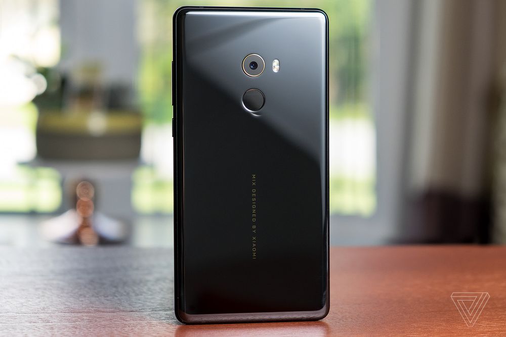 Xiaomi обяви флагманския смартфон Mi Mix 2