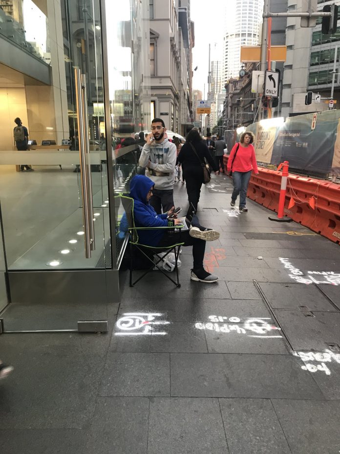 iF Може да изглежда невероятно, но вече има опашка за новия iPhone X