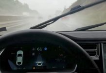 За да спаси хората от урагана, Tesla отдалечено премахна ограниченията на батериите