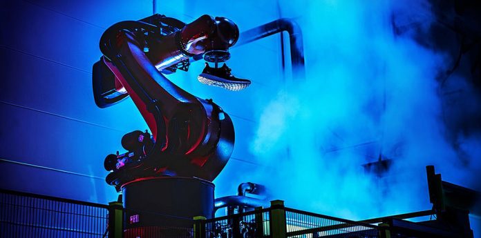 Adidas ще започне продажбата на обувки, шити от роботи