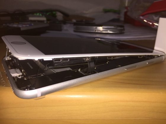 Продължават да се издуват батериите на iPhone 8 и iPhone 8 Plus