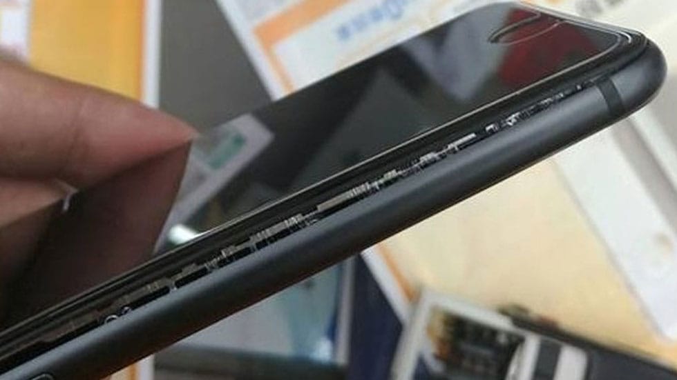 iPhone 8 и iPhone 8 Plus продължават да се издуват