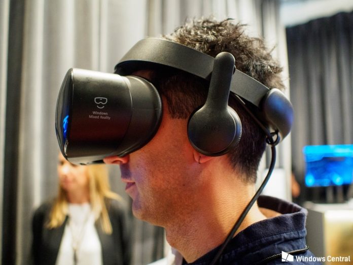 samsung-hmd-odyssey-hero Samsung представи шлем с поддръжка на Windows Mixed Reality