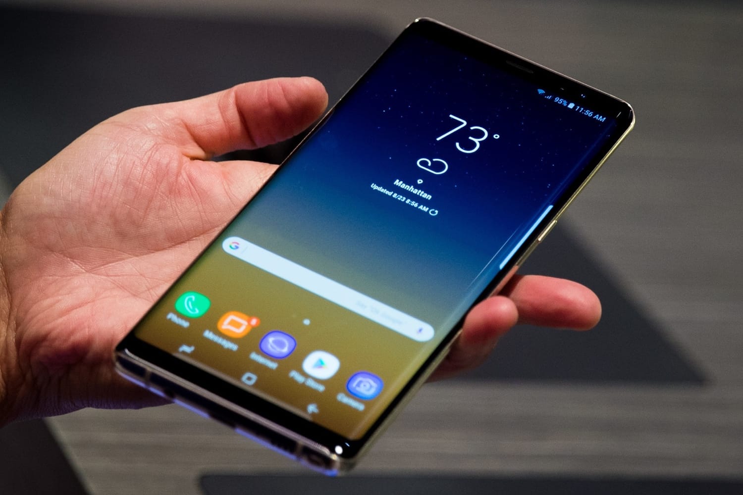 Microsoft започна продажбите на Samsung Galaxy Note 8 във своите фирмени магазини
