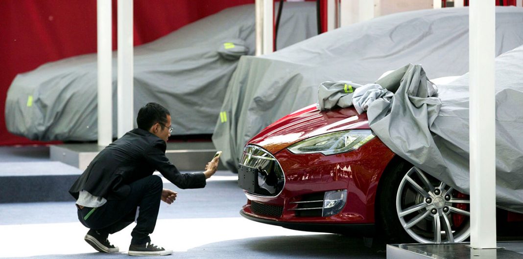 Tesla Tesla закупи Perbix, за да се справи с „производствения ад“