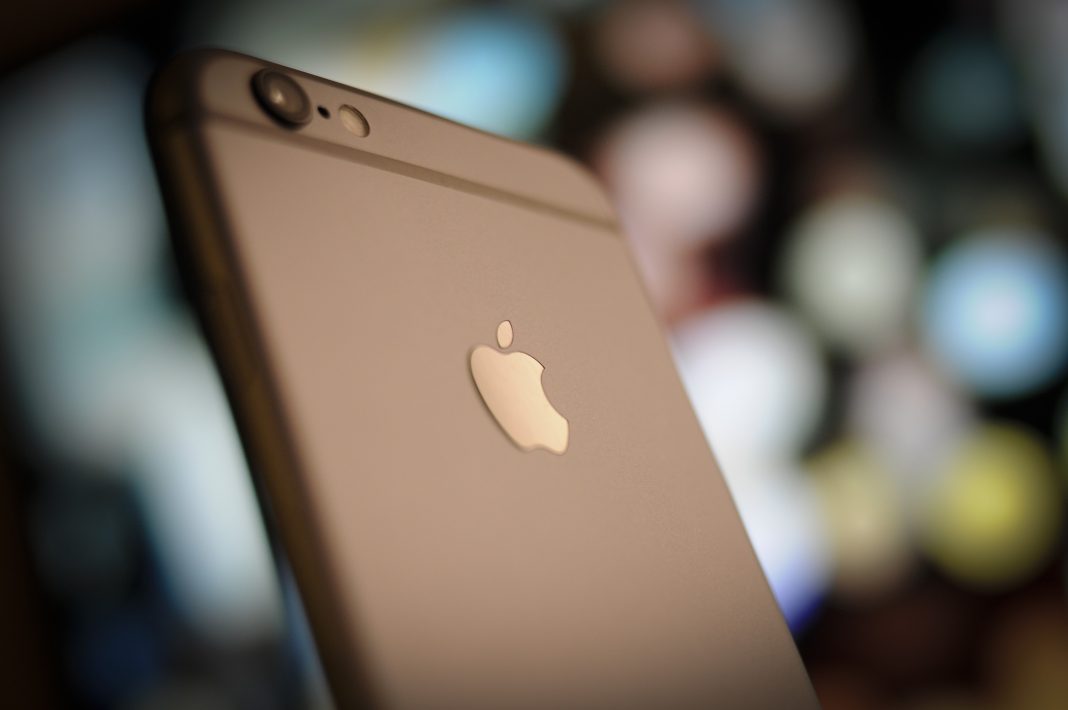 Двама израелци съдят Apple за забавянето на iPhone на сума от $125 милиона