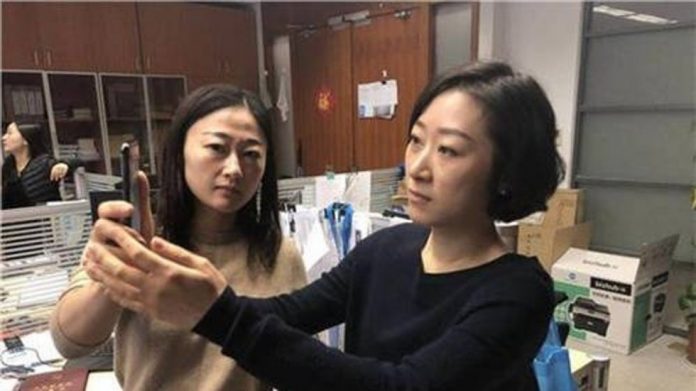 Chif Китайка на два пъти връща iPhone X, понеже Face ID разпознава лицето на нейната колежка