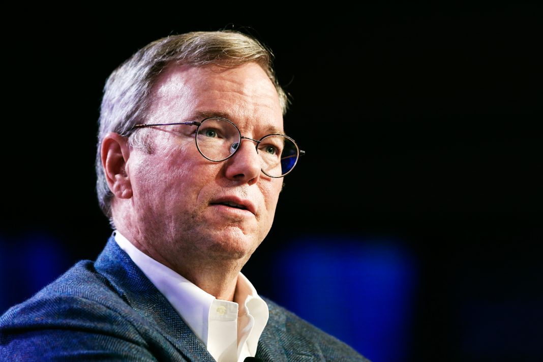 Google Chairman Eric Schmidt Speaks At The OASIS: The Montgomery Summit Председателят на Alphabet Ерик Шмид напуска поста си през януари