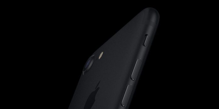 Притежатели на iPhone заведоха съдебно дело срещу Apple за забавянето на старите смартфони