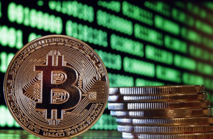 Биткойнът плаши: курсът пак падна под $10 000