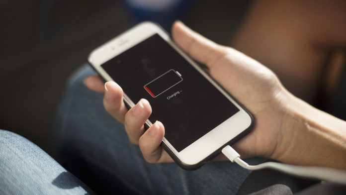 Ib Apple свърши батериите за старите iPhone и някои потребители ще трябва да чакат до пролетта