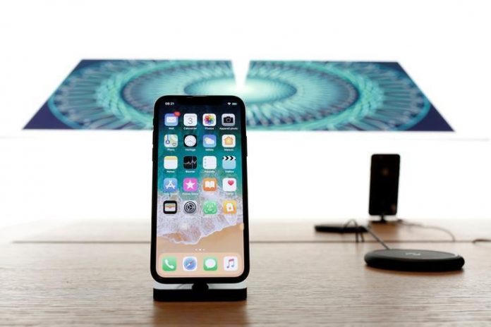 Акциите на Apple рязко поевтиняха след информацията за двойното намаляване производството на iPhone X