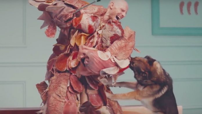 Dog OnePlus продължава да заснема странни и диви рекламни клипове