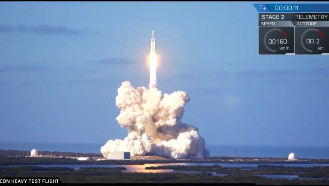 FH01 SpaceX триумфално изстреля Falcon Heavy