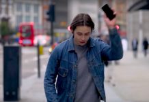 OnePlus „троши“ смартфоните на минувачите в новата си реклама