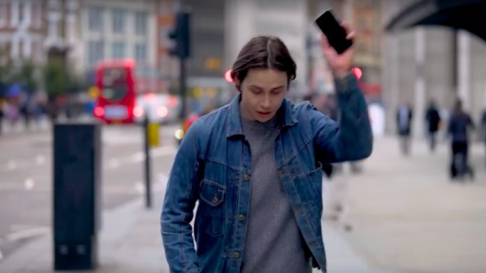 Smash OnePlus „троши“ смартфоните на минувачите в новата си реклама