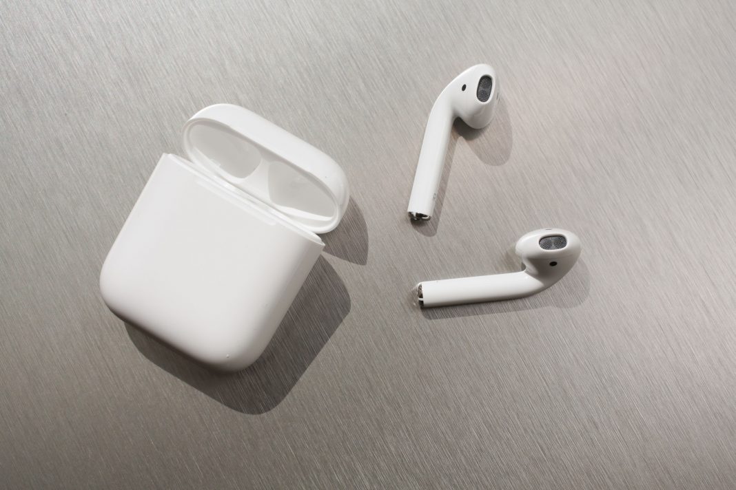 anons Ето го и първият случай на гръмнали Apple AirPod слушалки