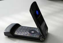 Lenovo намекна за завръщане на ретро модела Moto RAZR