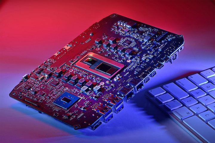 Започнаха продажбите на геймърските миникомпютри Intel NUC Hades Canyon