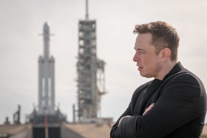EM Мъск изтри страниците на Tesla и SpaceX от Facebook
